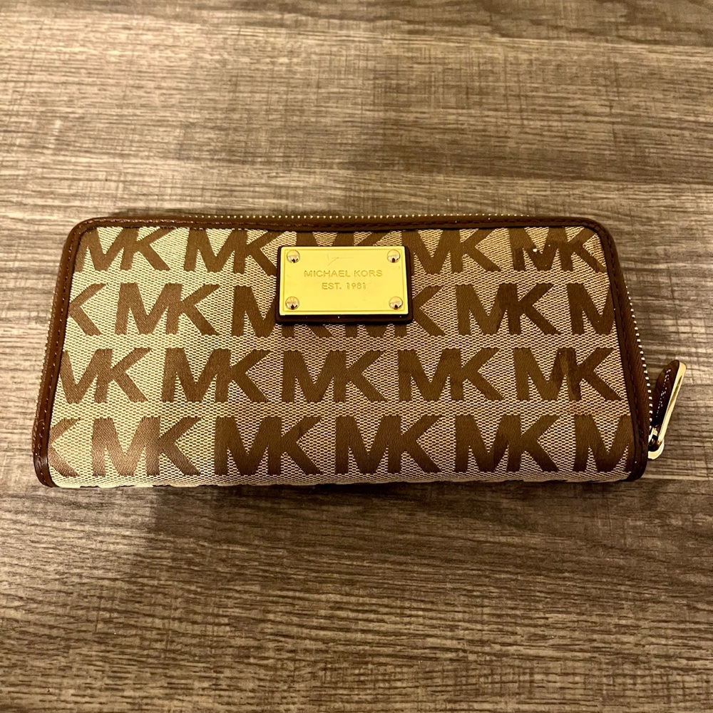 Michael Kors Zip around wallets